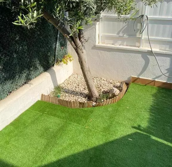 Agradable Adosado Con Piscina Comunitaria