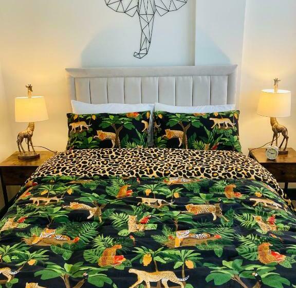 Jungle Escape, City Apartment With Parking & Terrace