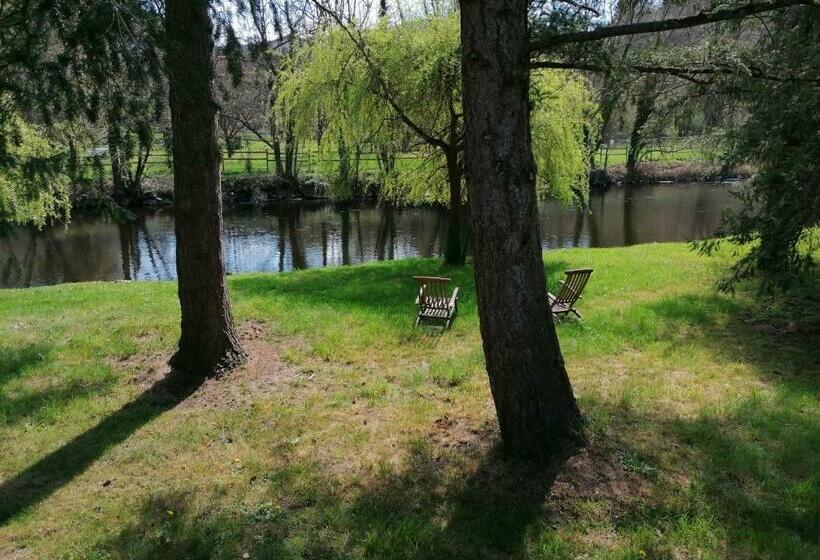 La Cabane Aux Ecrevisses Les Pieds Dans L Eau