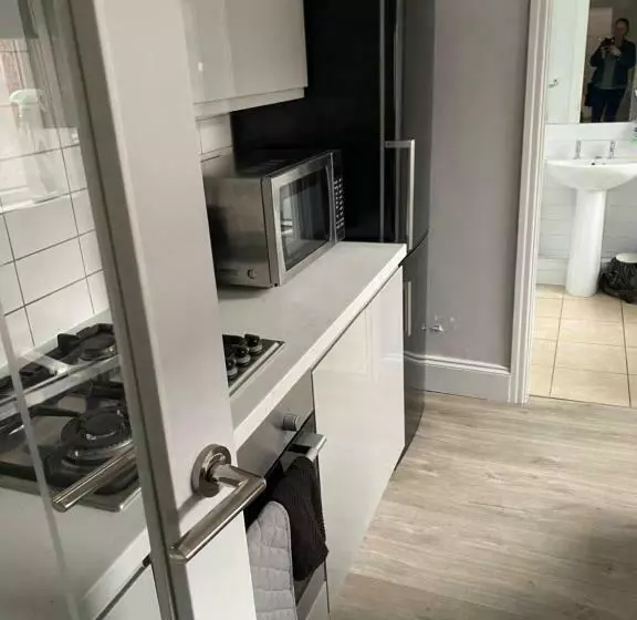 Stylish And Modern 3 Bed Property Close To Docks