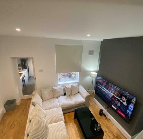 Stylish And Modern 3 Bed Property Close To Docks