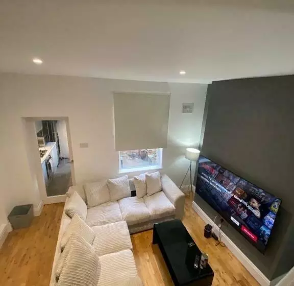 Stylish And Modern 3 Bed Property Close To Docks