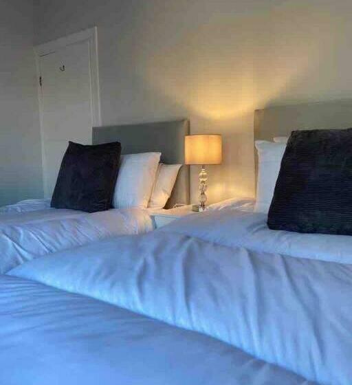 Stylish And Modern 3 Bed Property Close To Docks