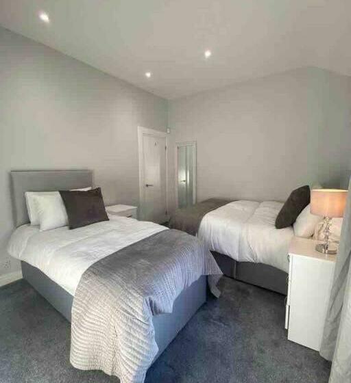 Stylish And Modern 3 Bed Property Close To Docks