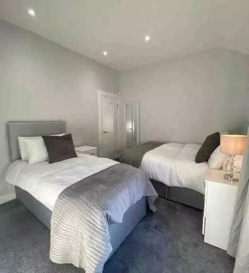 Stylish And Modern 3 Bed Property Close To Docks