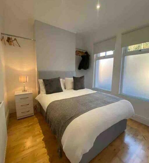 Stylish And Modern 3 Bed Property Close To Docks