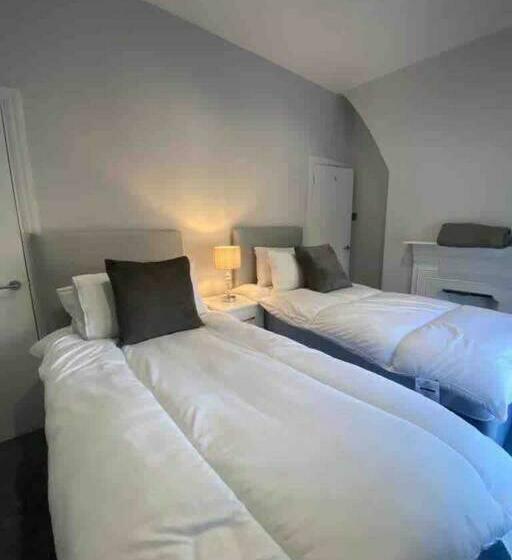 Stylish And Modern 3 Bed Property Close To Docks