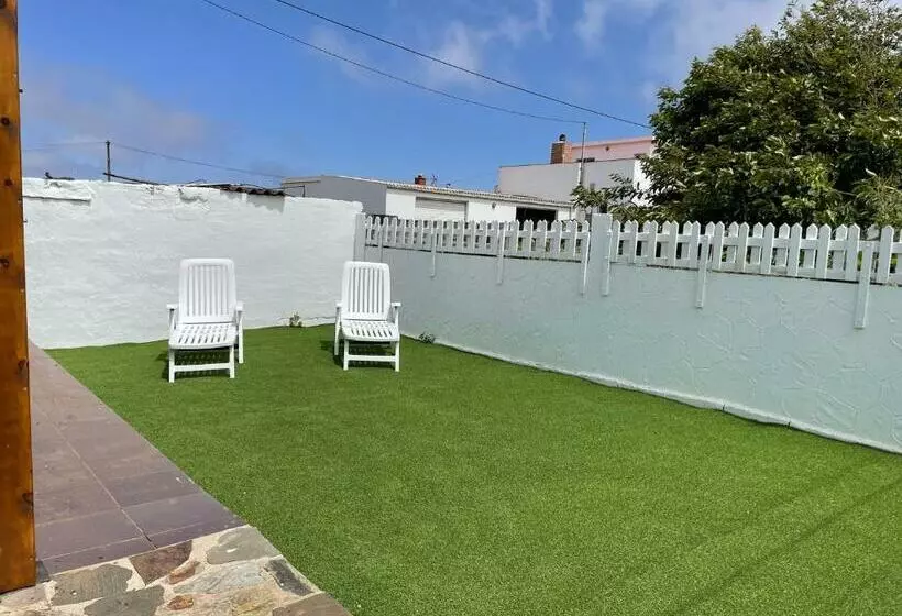 Agradable Mini Casa De Madera Con Jardín Amplio