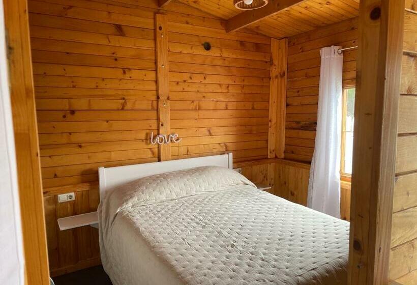 Agradable Mini Casa De Madera Con Jardín Amplio