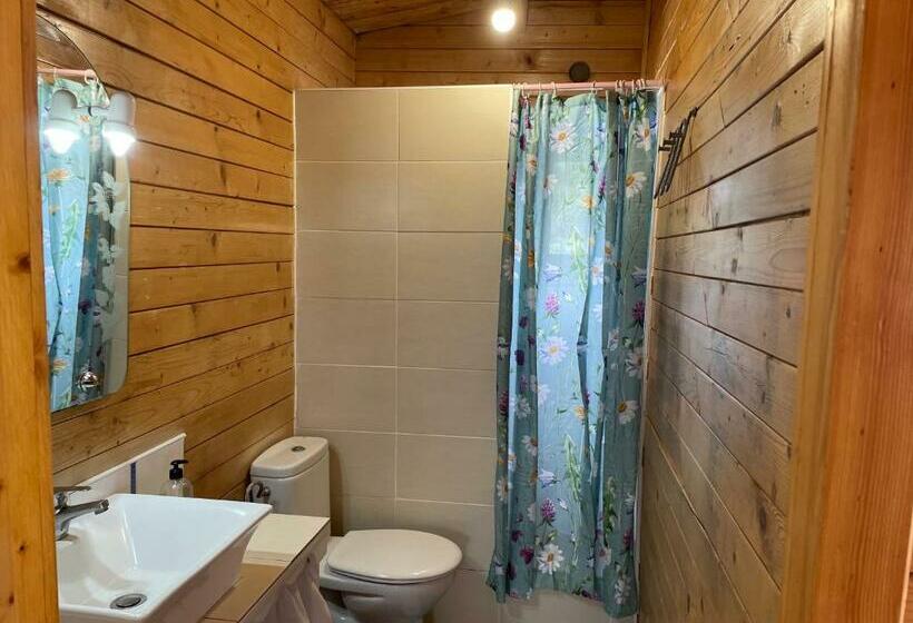 Agradable Mini Casa De Madera Con Jardín Amplio