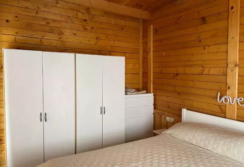 Agradable Mini Casa De Madera Con Jardín Amplio