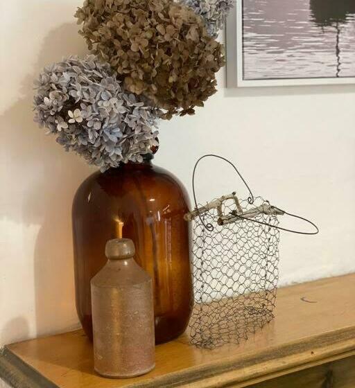 Charming Cottage Nestled In Prime Location