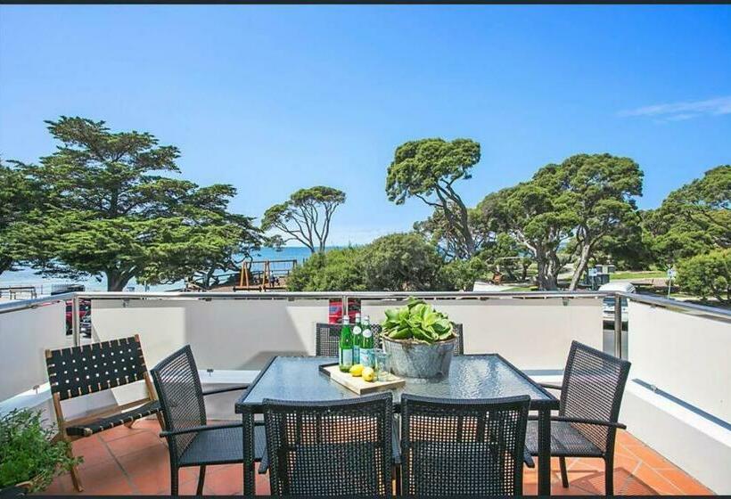 Lonnie Beach View Apartment