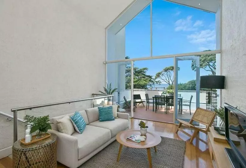 Lonnie Beach View Apartment