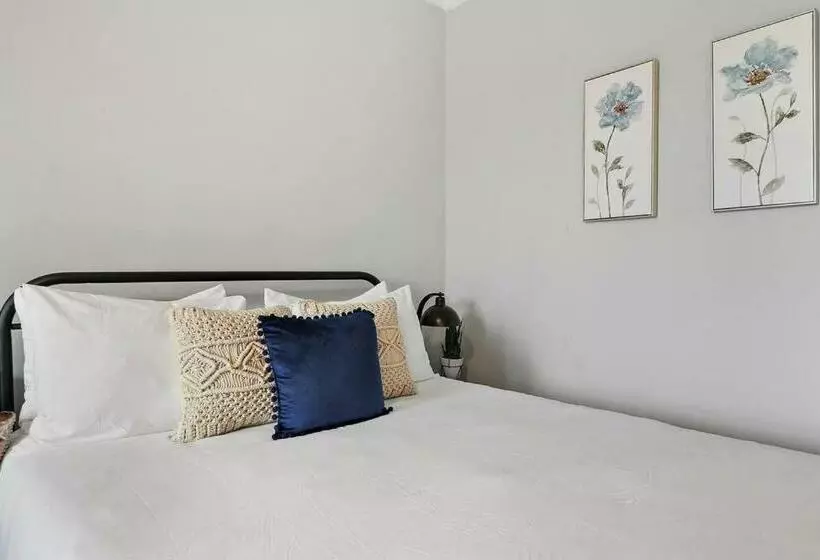 Full Of Charm Studio Apartment Nearby Shops   Ashland 04