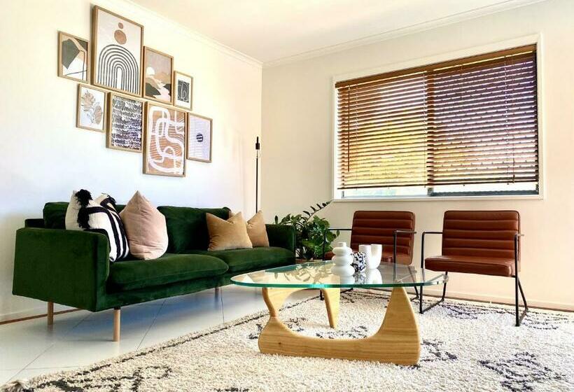 Stylish Beachside Paradise I Sunlit Comfort On The Gold Coast