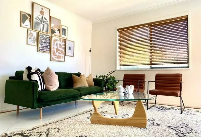 Stylish Beachside Paradise I Sunlit Comfort On The Gold Coast