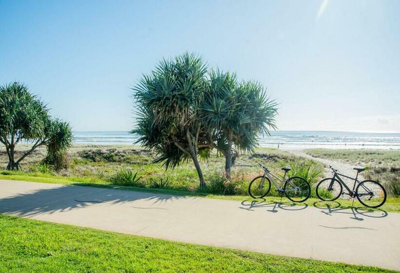 Stylish Beachside Paradise I Sunlit Comfort On The Gold Coast