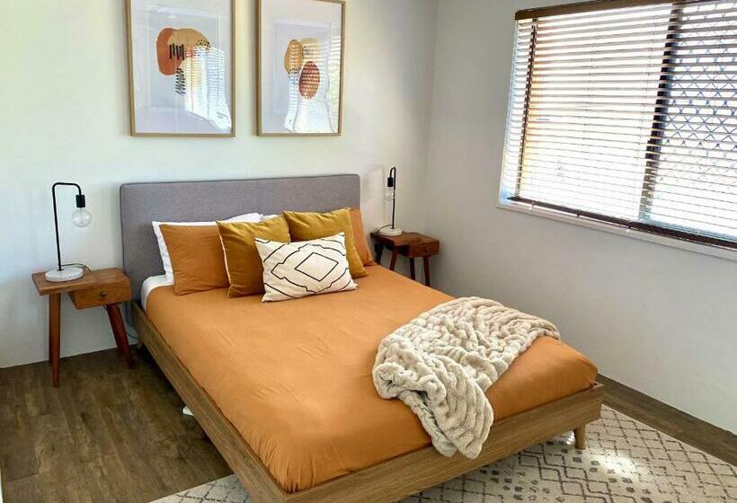 Stylish Beachside Paradise I Sunlit Comfort On The Gold Coast