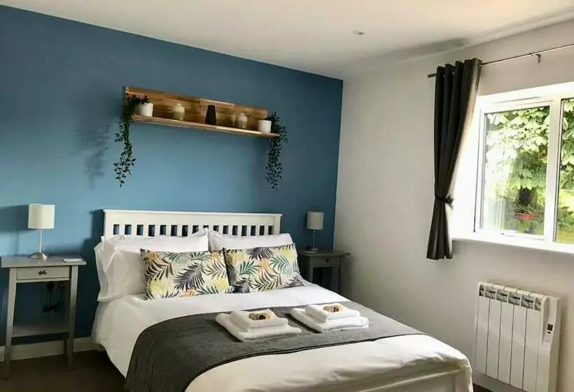 Beautiful Cosy Rural Retreat With Parking!