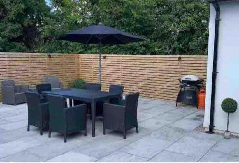 Beautiful Cosy Rural Retreat With Parking!