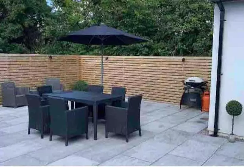 Beautiful Cosy Rural Retreat With Parking!