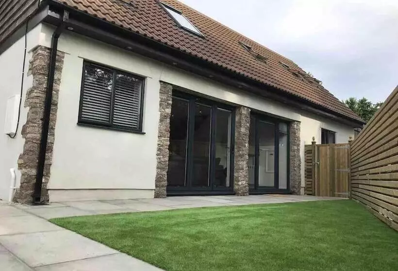 Beautiful Cosy Rural Retreat With Parking!