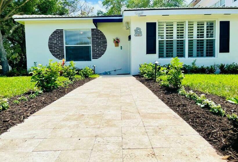 Rare Tropical Oasis With Golf Putting Green Near Las Olas And The Beach