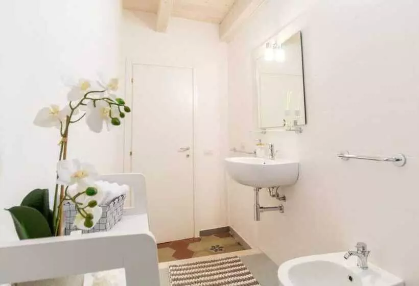 Welcomely   Xenia Boutique