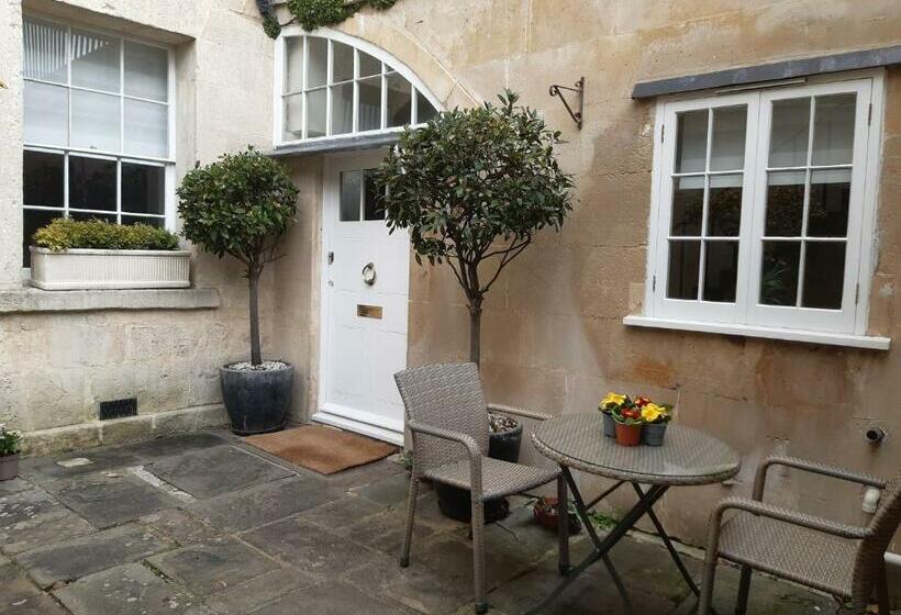 Royal Crescent Courtyard Apartment