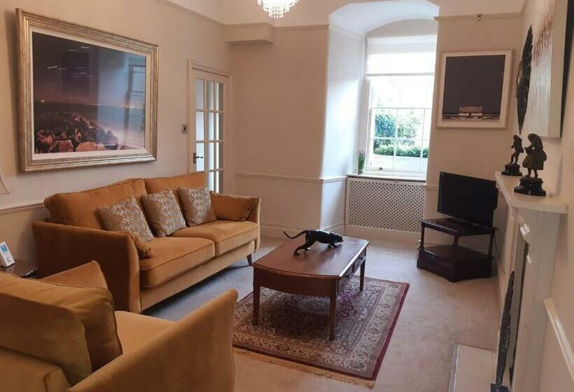 Royal Crescent Courtyard Apartment