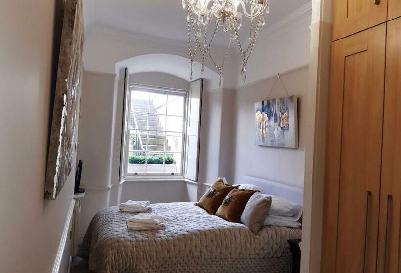 Royal Crescent Courtyard Apartment