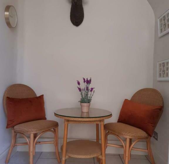 Royal Crescent Courtyard Apartment