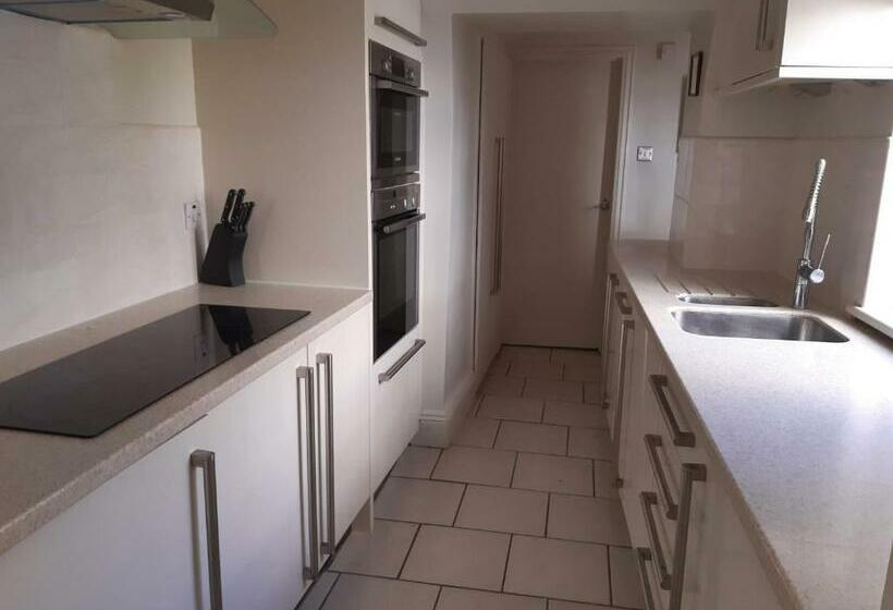 Royal Crescent Courtyard Apartment