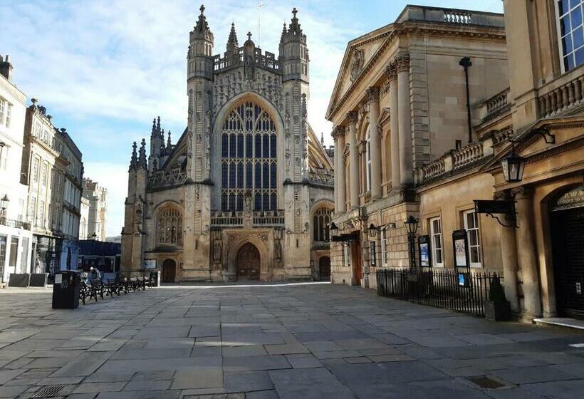 Royal Crescent Courtyard Apartment