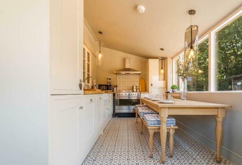 Available For Contractors 2 Double Beds And Sofa Bed Private Parking