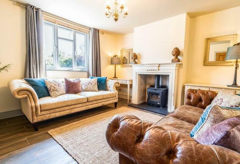 Available For Contractors 2 Double Beds And Sofa Bed Private Parking