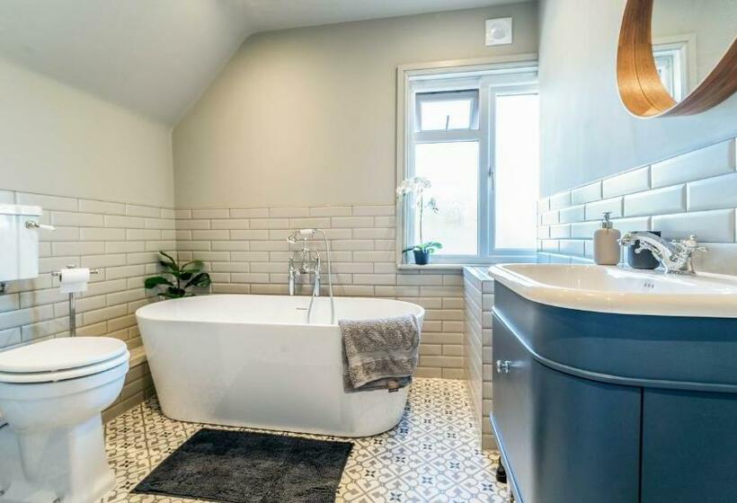 Available For Contractors 2 Double Beds And Sofa Bed Private Parking