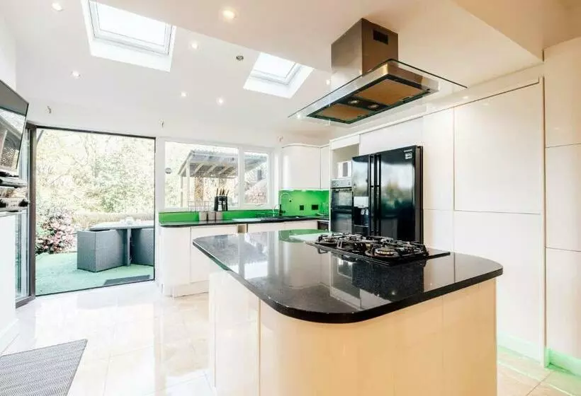 Luxury Unique Townhouse With Hottub & Pizza Oven