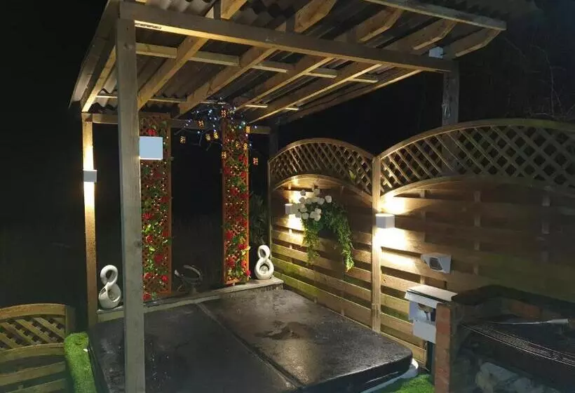 Luxury Unique Townhouse With Hottub & Pizza Oven