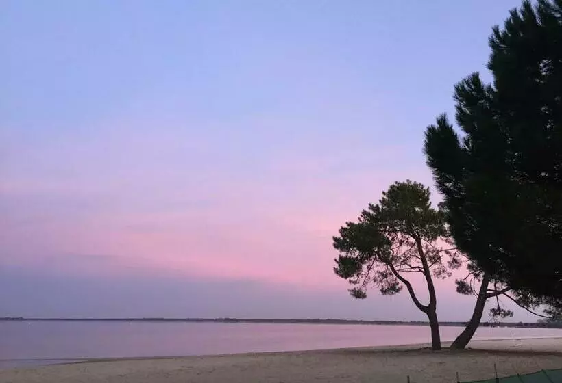 Maison Chaleureuse Climatisée à Maubuisson, Proche Lac