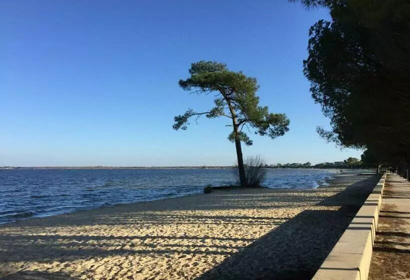 Maison Chaleureuse Climatisée à Maubuisson, Proche Lac