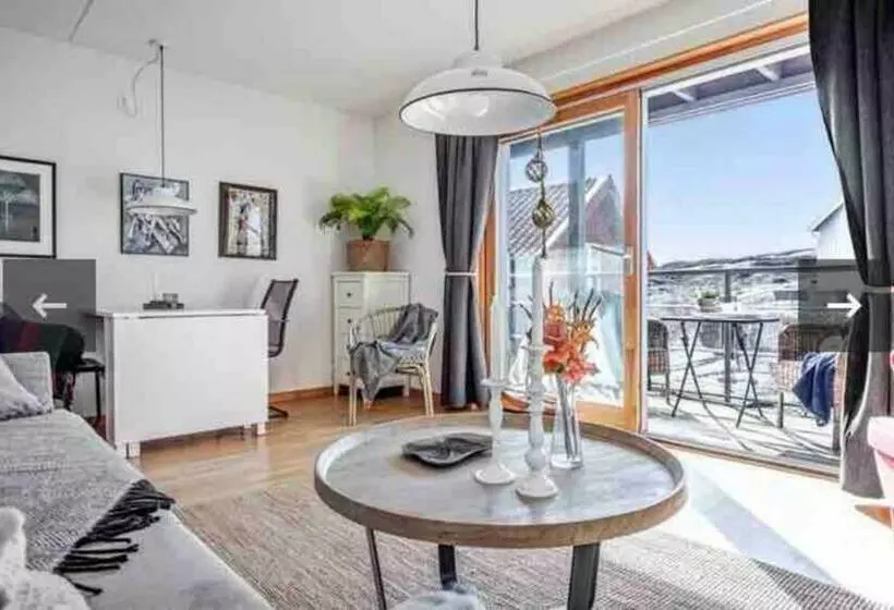 Mycket Fin Lägenhet Med Solig Balkong Centralt På Käringön Möjlighet Till Privat Parkeringsplats