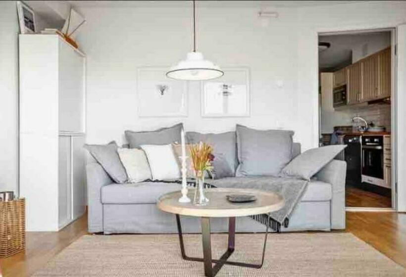 Mycket Fin Lägenhet Med Solig Balkong Centralt På Käringön Möjlighet Till Privat Parkeringsplats