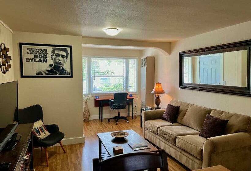 Great Downtown Sandpoint Location!