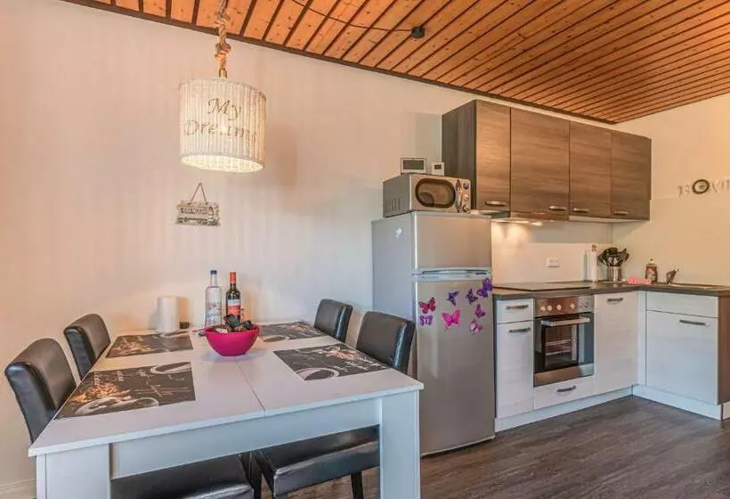Cozy Apartment In Friedrichskoog With Kitchen