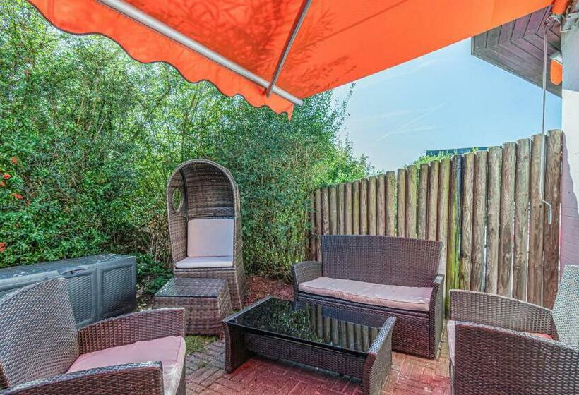 Cozy Apartment In Friedrichskoog With Kitchen