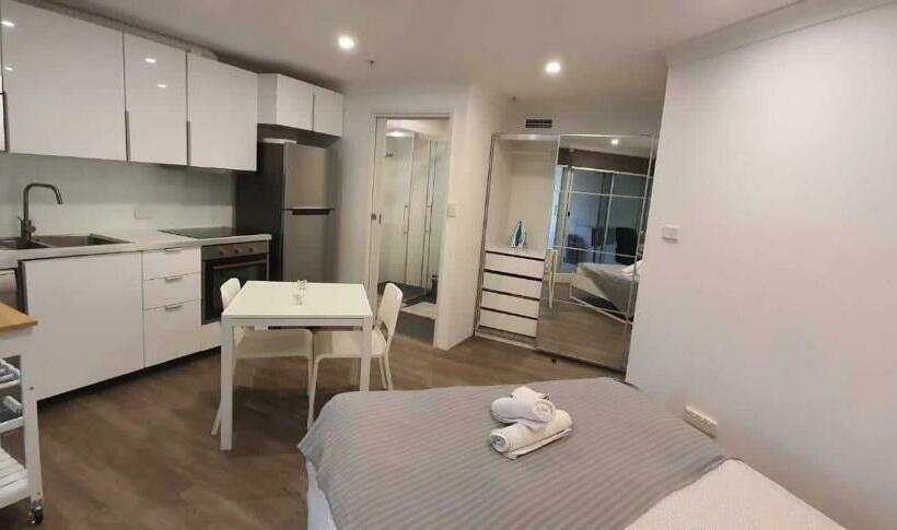 Dana Cozy Apartment With Shared Entry In The City