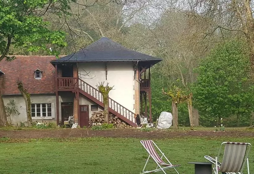 Gîte Dans Le Parc D Une Maison Ancienne Près Des Bords De Loire