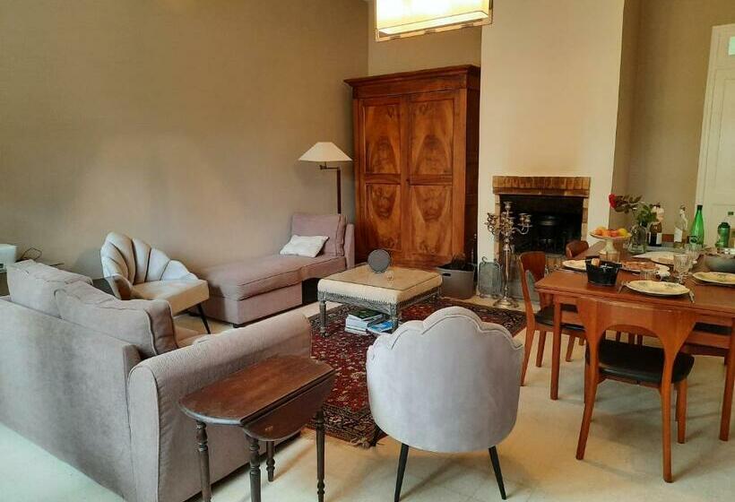 Gîte Dans Le Parc D Une Maison Ancienne Près Des Bords De Loire